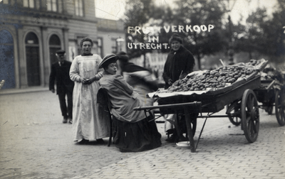 124978 Afbeelding van enkele dames met een kar met fruit op het Vredenburg te Utrecht, ter hoogte van de ...
